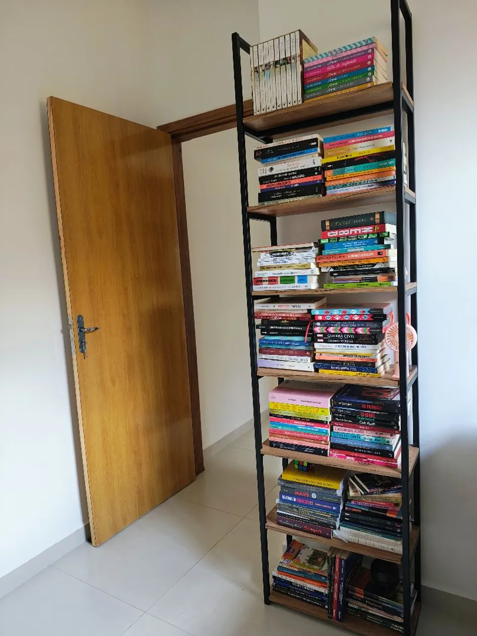 Estante de Livros em Aço e Madeira - modelo industrial