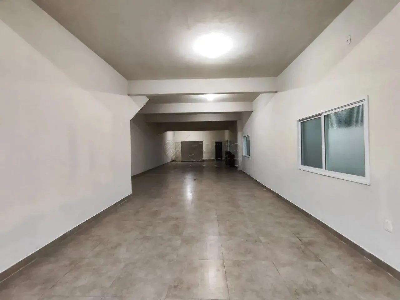 Prédio comercial à venda, com excelente potencial de investimento.