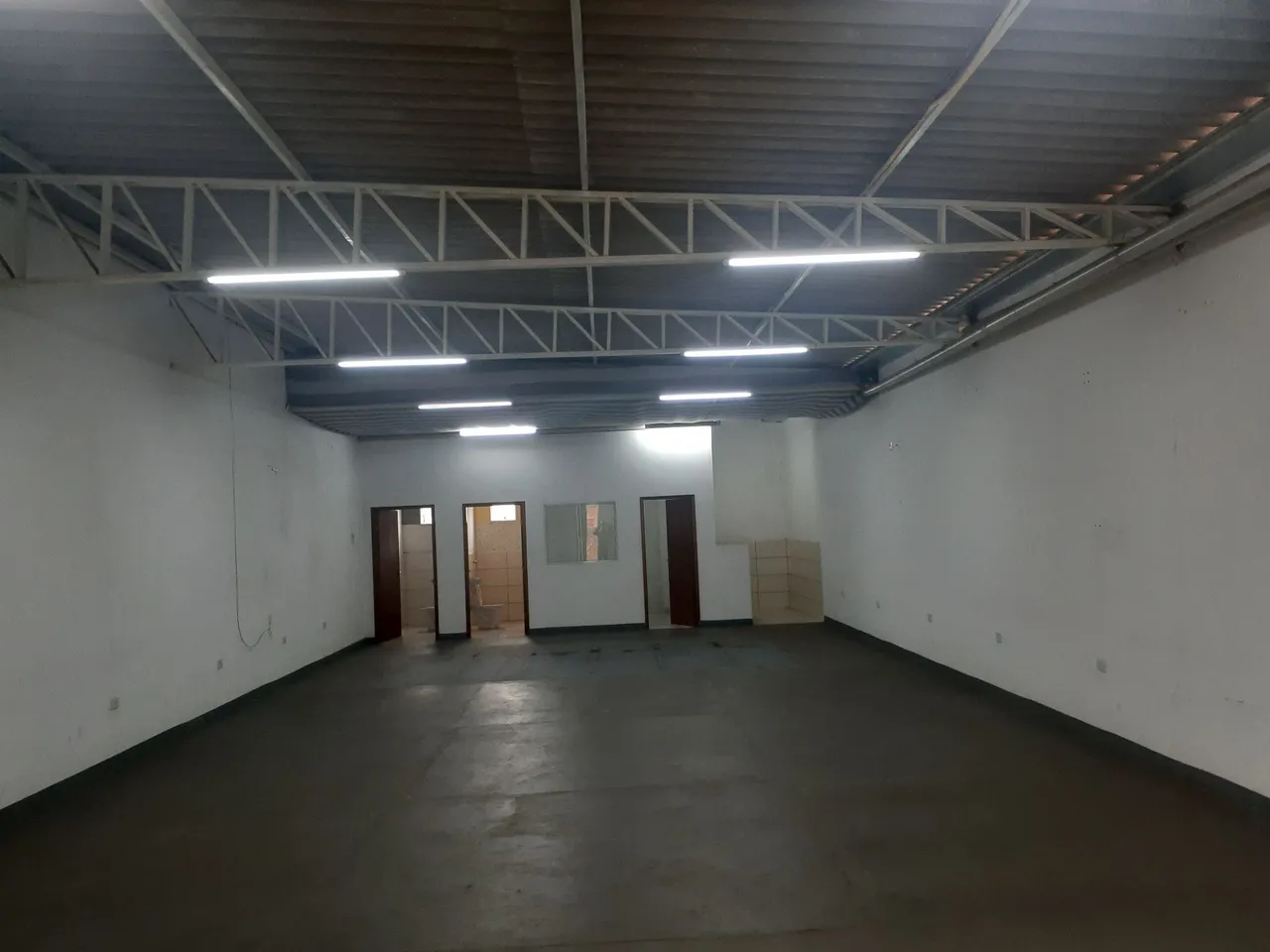 Salão 150m² cel. *