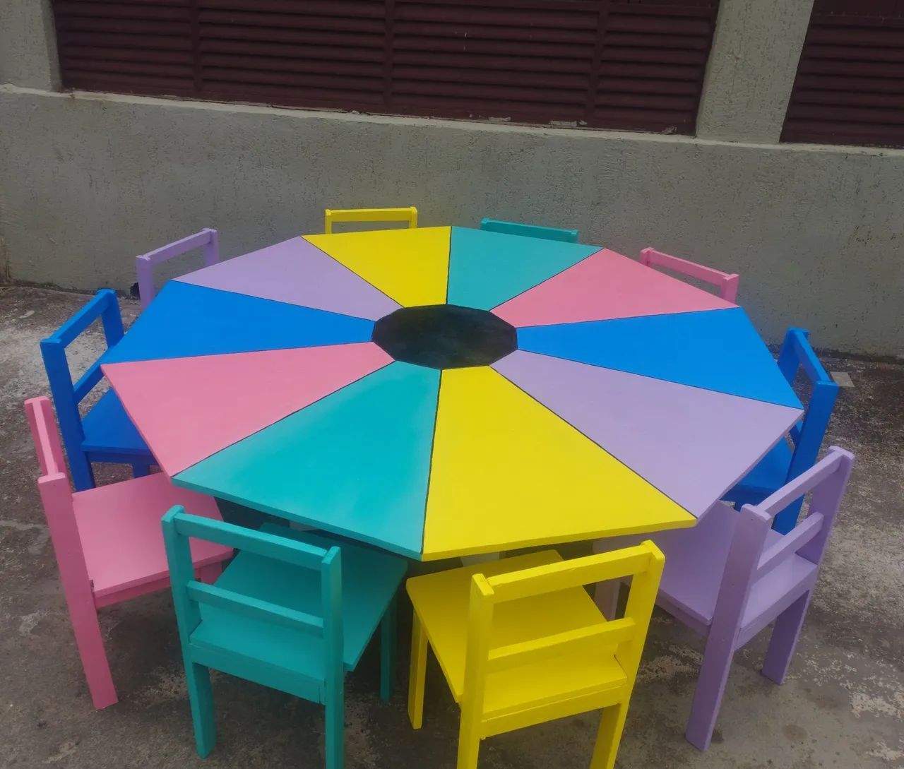 Mesa infantil decagonal com 10 cadeiras infantis  - Foto 3