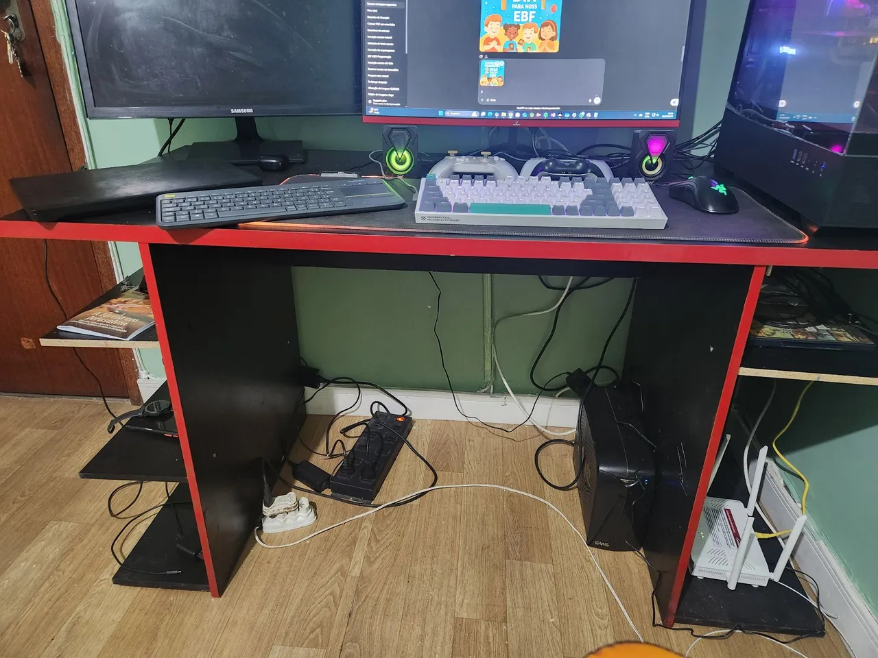 Mesa Gamer com detalhes em vermelho