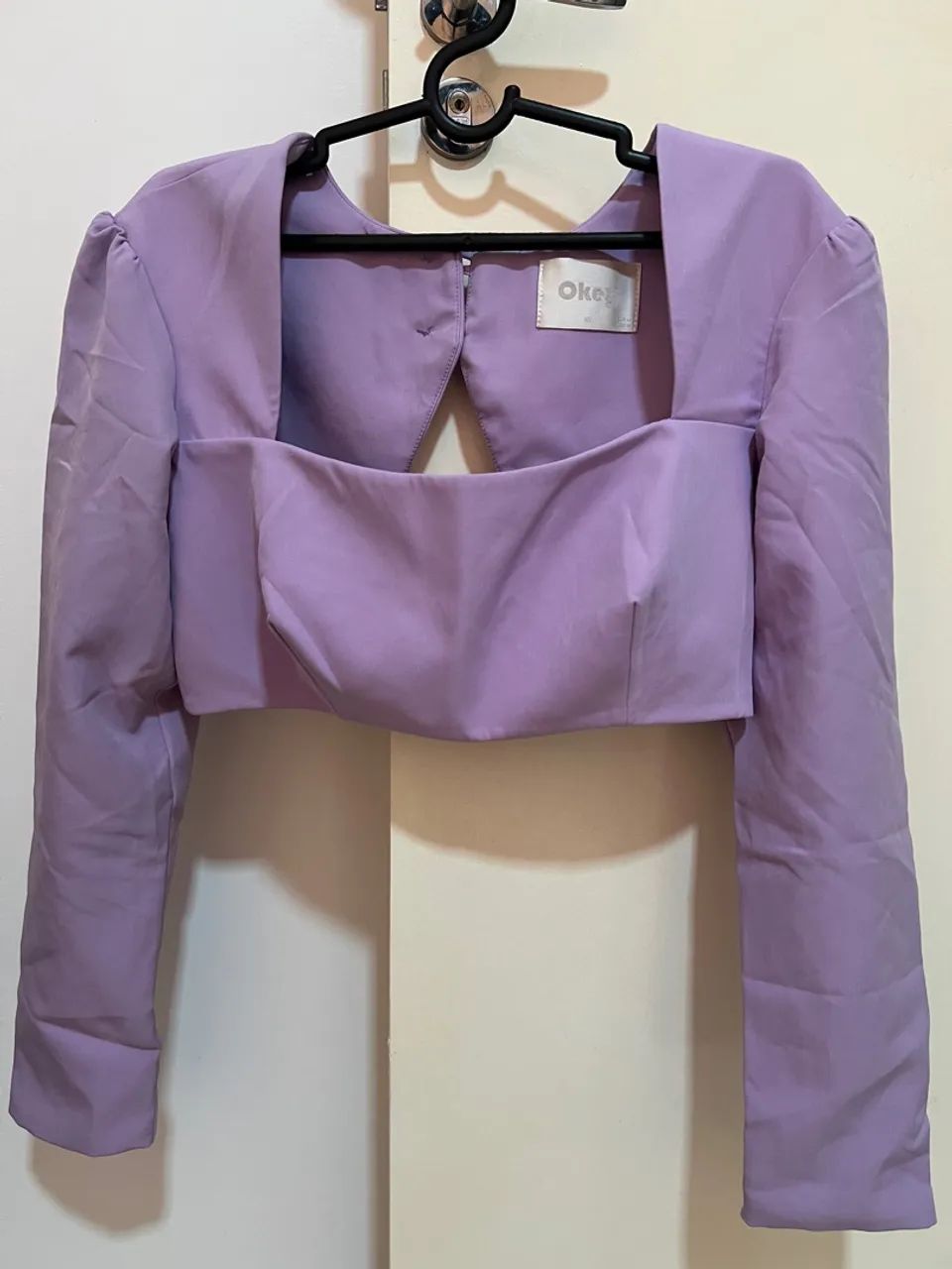 Blusa cropped lilás manga longa com decote quadrado