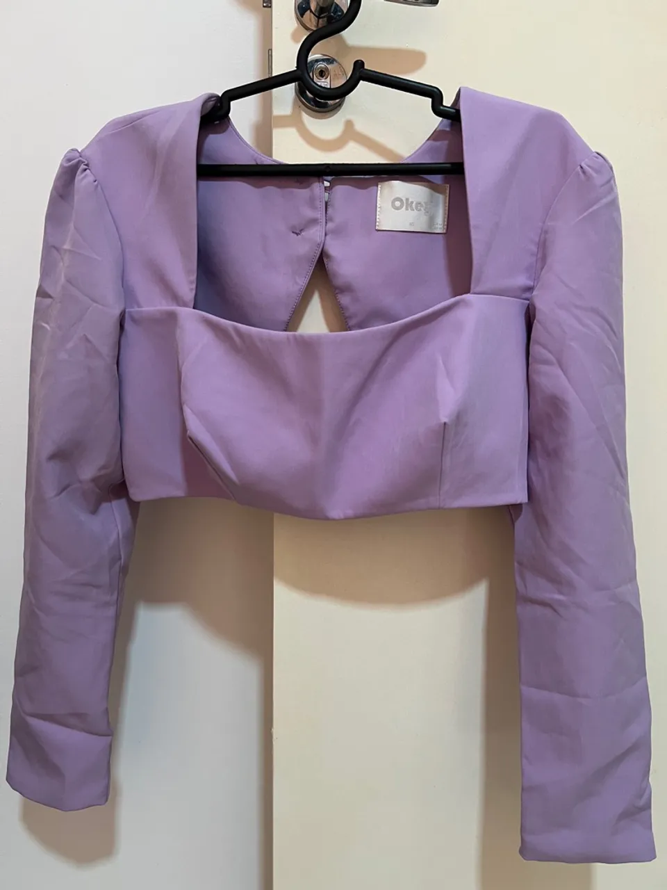 Blusa cropped lilás manga longa com decote quadrado