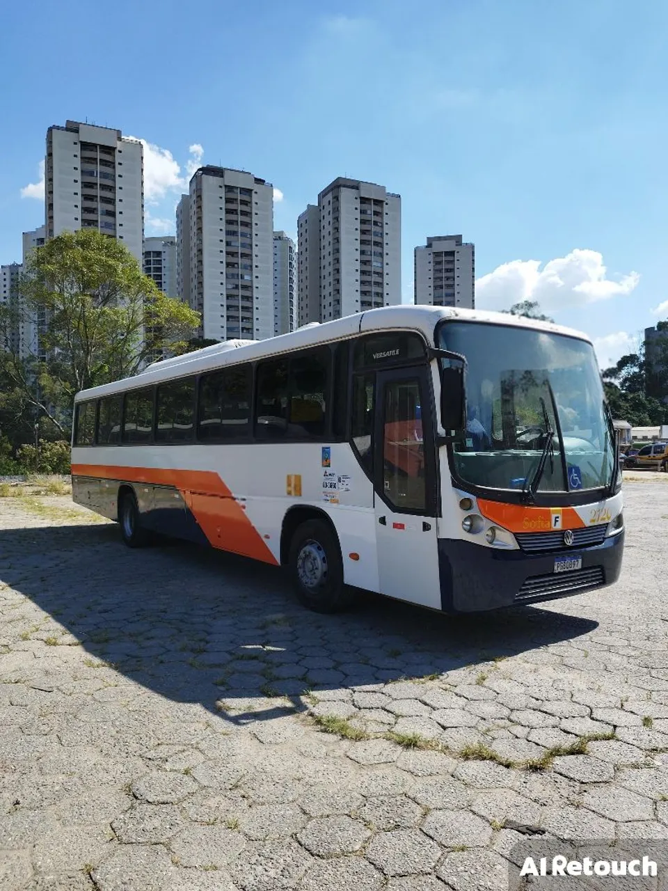 Ônibus Comil Versatile VW 17-230 ano 2012