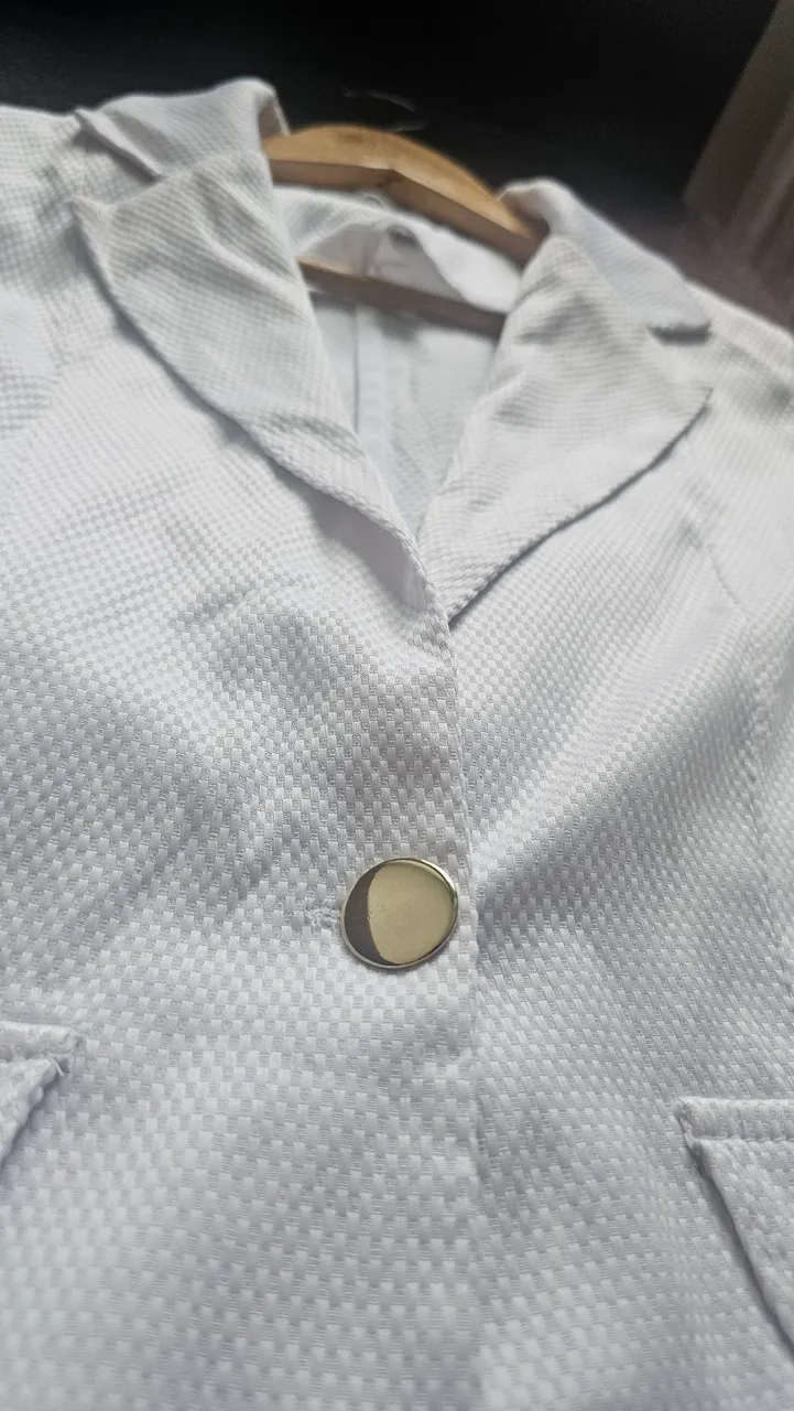 Blazer branco com detalhe em botão dourado