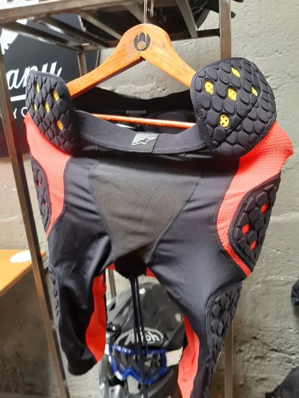 BERMUDA DE PROTEÇÃO ALPINESTARS cor:preta e vermelho sequence pro shorts com pr