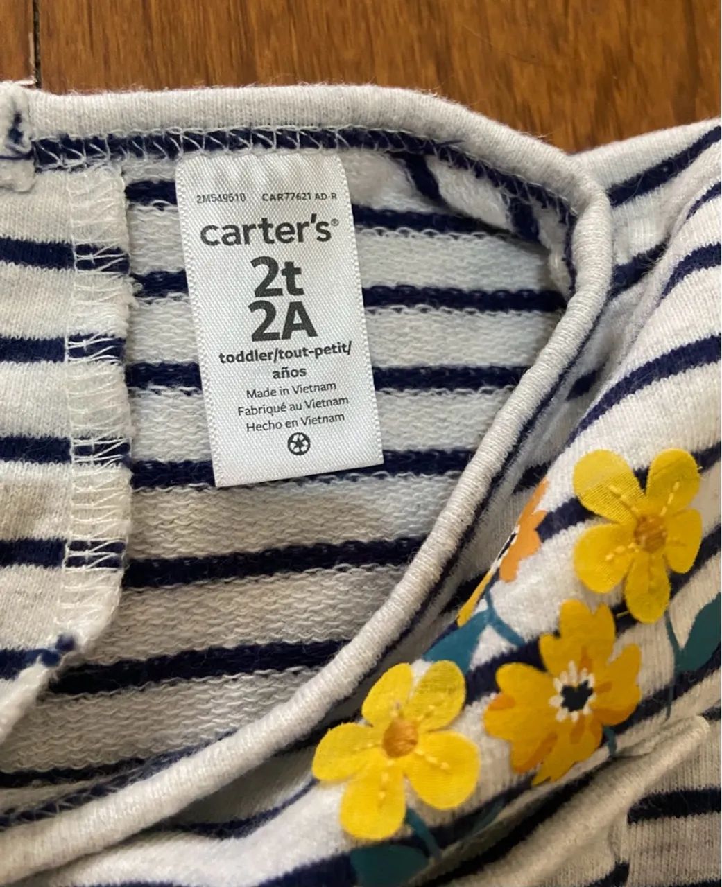 Blusa manga longa carters sem uso 2 anos menina listrada com flores - Foto 3