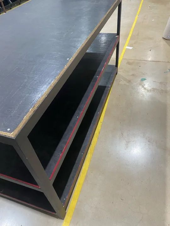 Mesa de trabalho industrial com prateleiras