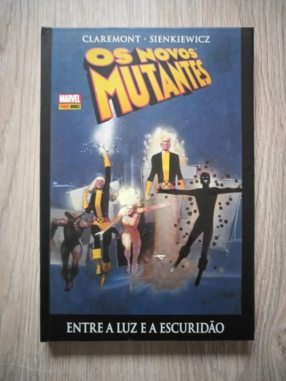 Hq X-men - Os Novos Mutantes - Entre a Luz e a Escuridão - Marvel - capa dura