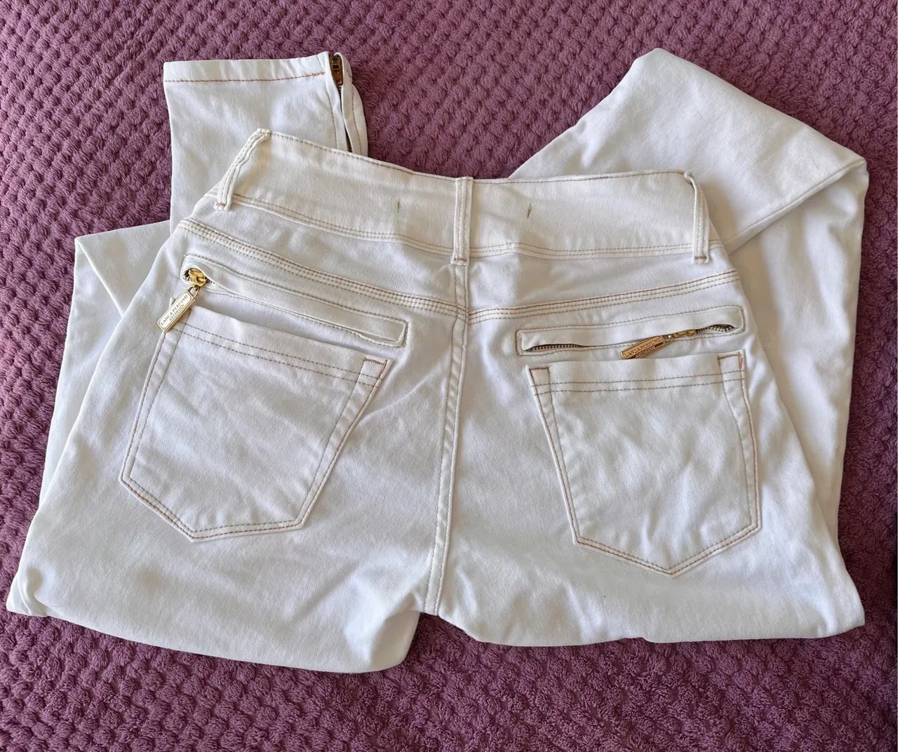 Calça Jeans Branca com Detalhes - Foto 2