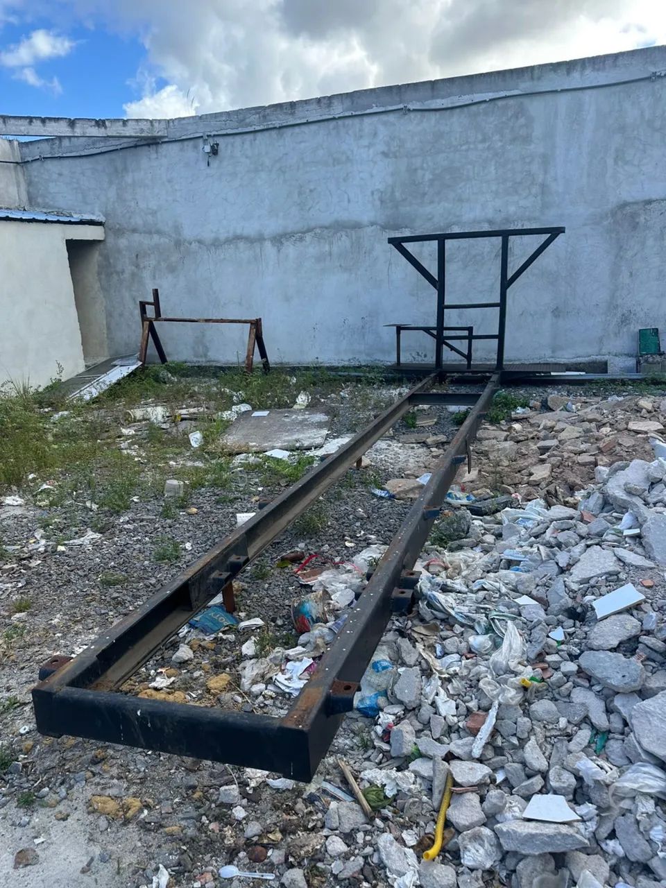 Sobrechassi com plataforma e malhal anteriormente utilizado em Munck - Foto 2