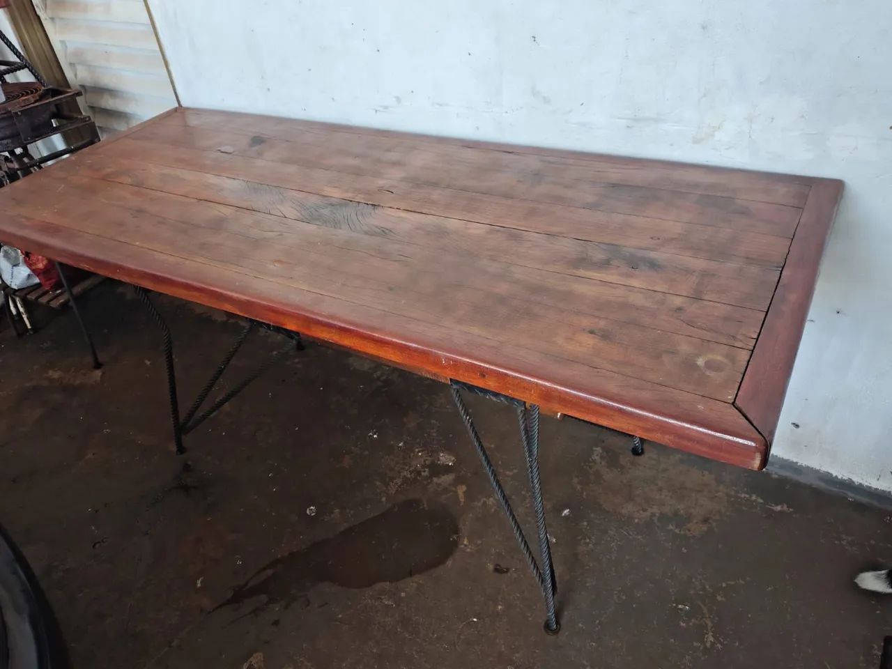 Mesa de madeira com estrutura de metal