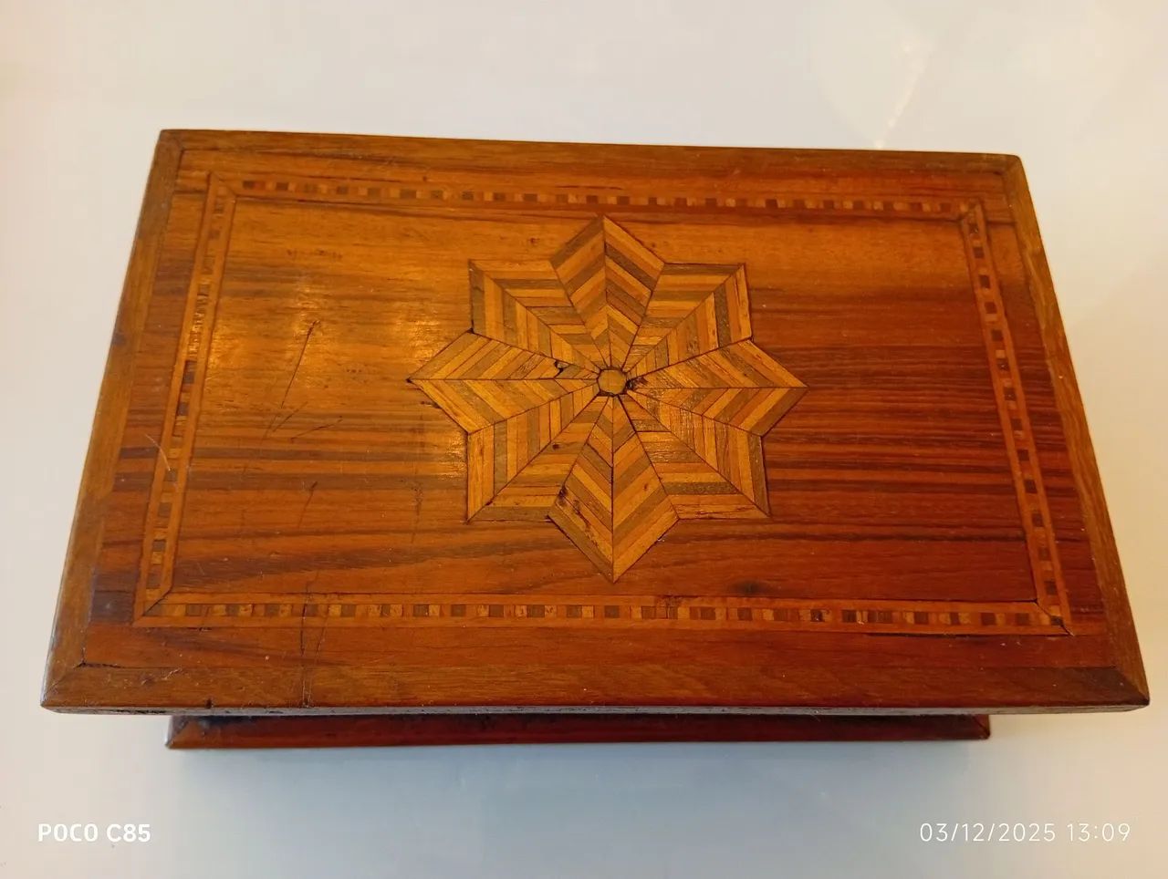 Antiga Caixa em marchetaria 