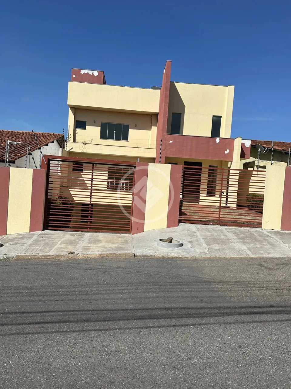 Sobrado no bairro Jardim Cuiabá com 3 suítes, 2 demi suítes, ampla sala, ampla cozinha. Ex