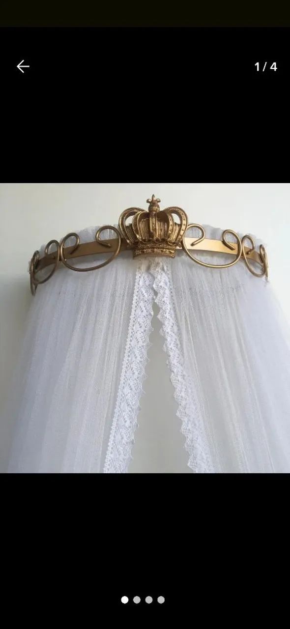 Dossel para berço com coroa dourada