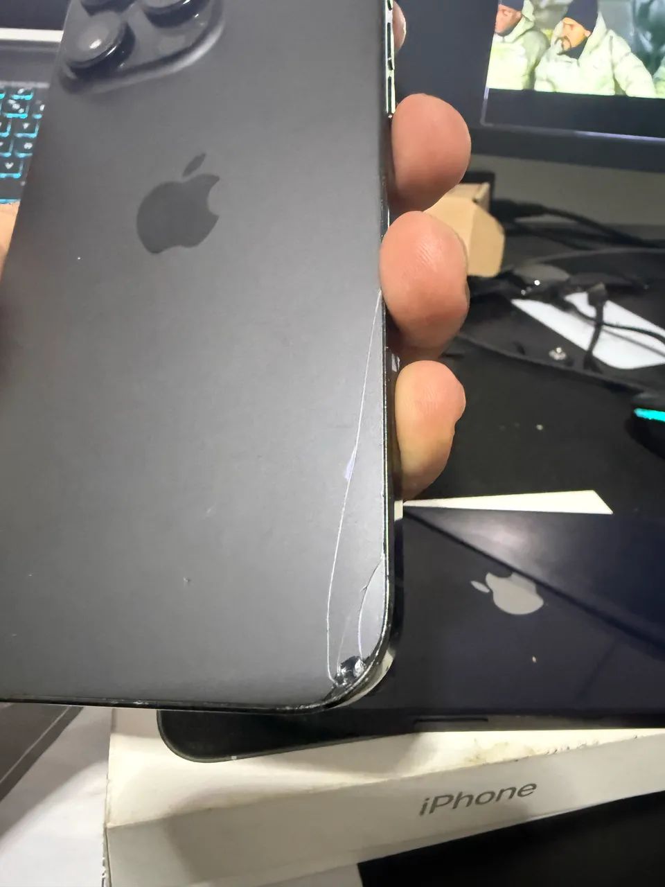 iPhone 16 pro Max preto com detalhe  - Foto 4
