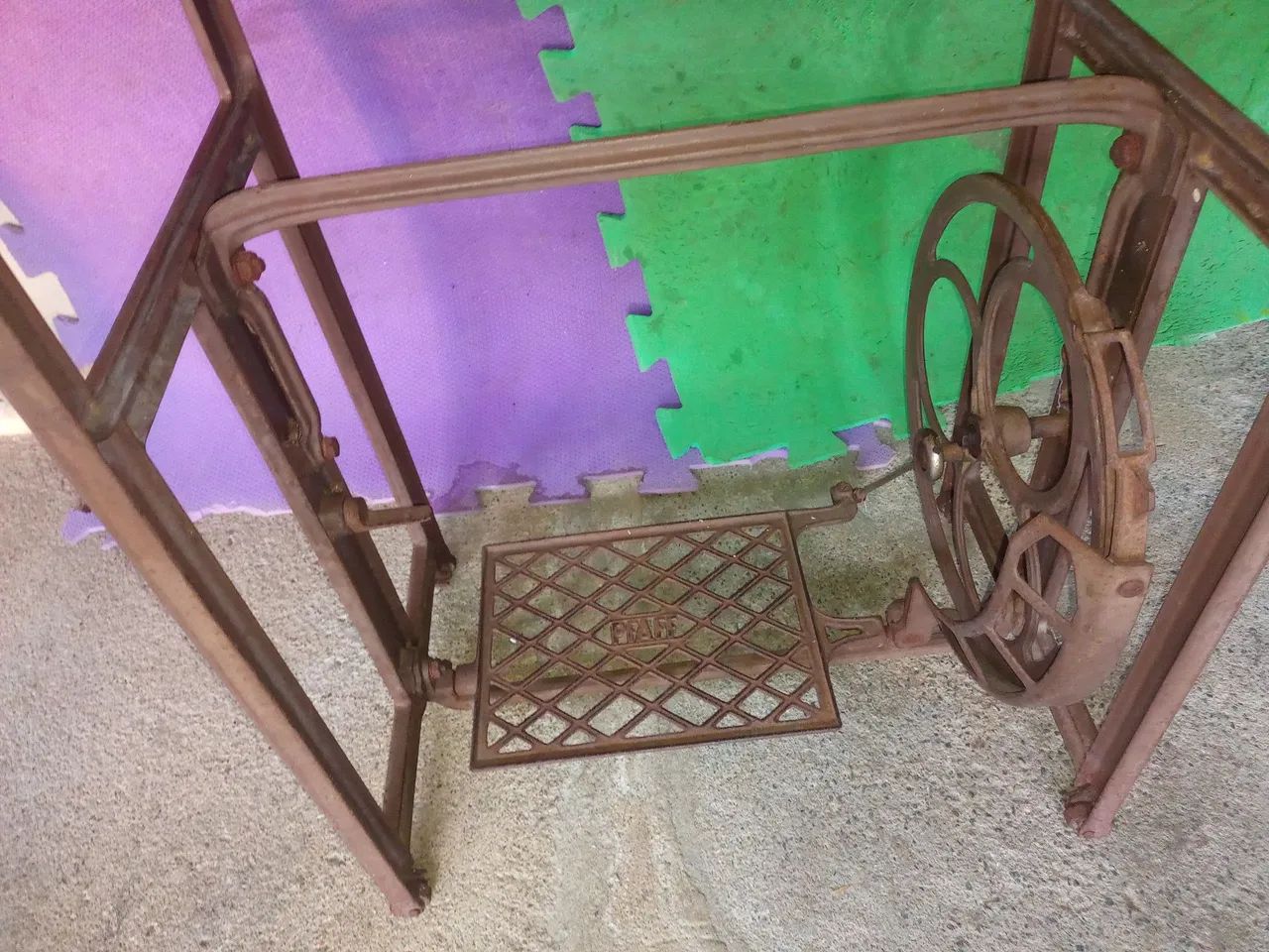 Mesa Pé de ferro antiga  - Foto 4