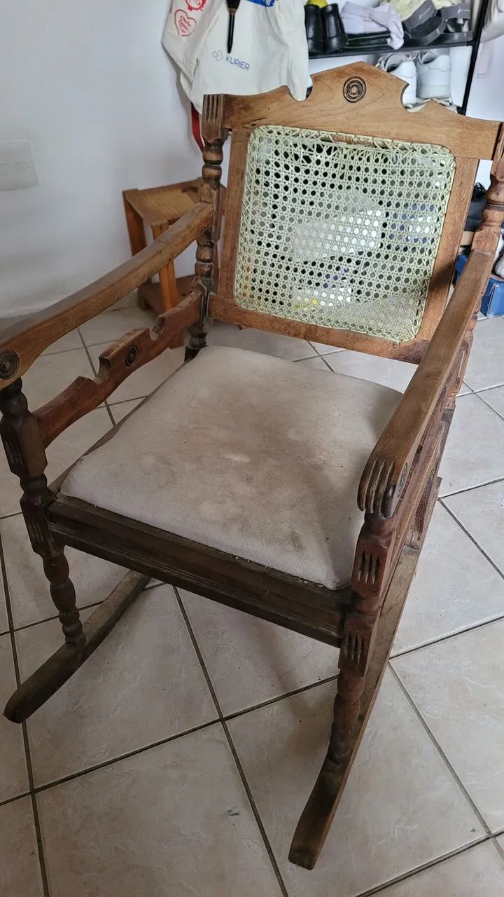 Cadeira de Balanço de Madeira - Foto 2
