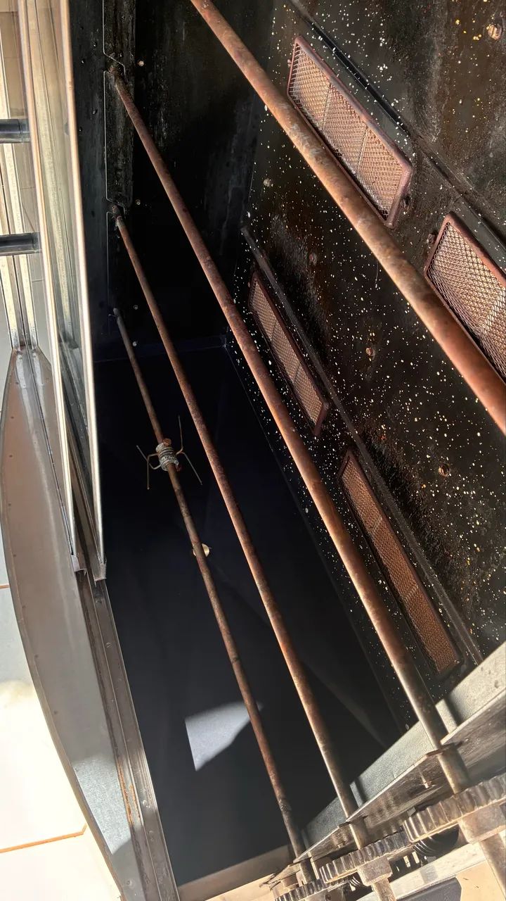 Vendo máquina de assar frango e mesa de inox .  - Foto 2