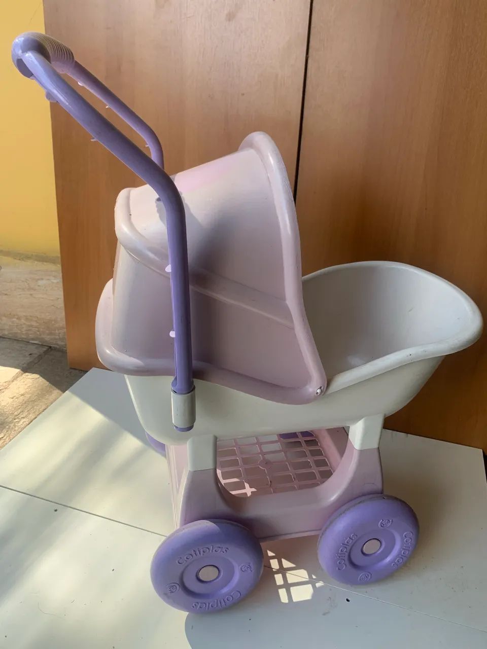 Carrinho de boneca rosa e lilás  - Foto 5