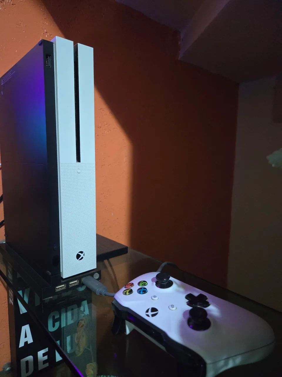 Vendo Xbox one s 500gb com HD de 1tera mais suporte vertical com cooler e gta5