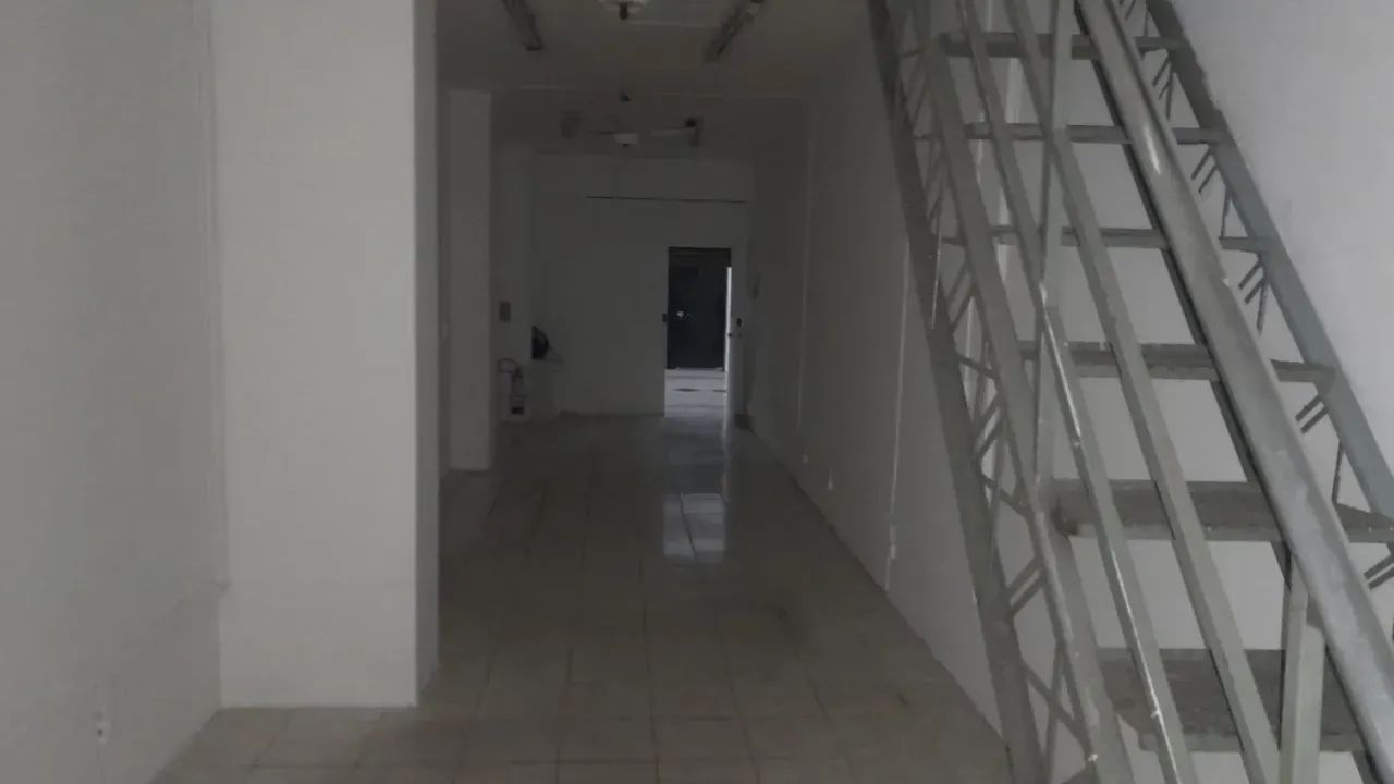 Loja térrea em galeria com jirau e 77 m - Foto 5
