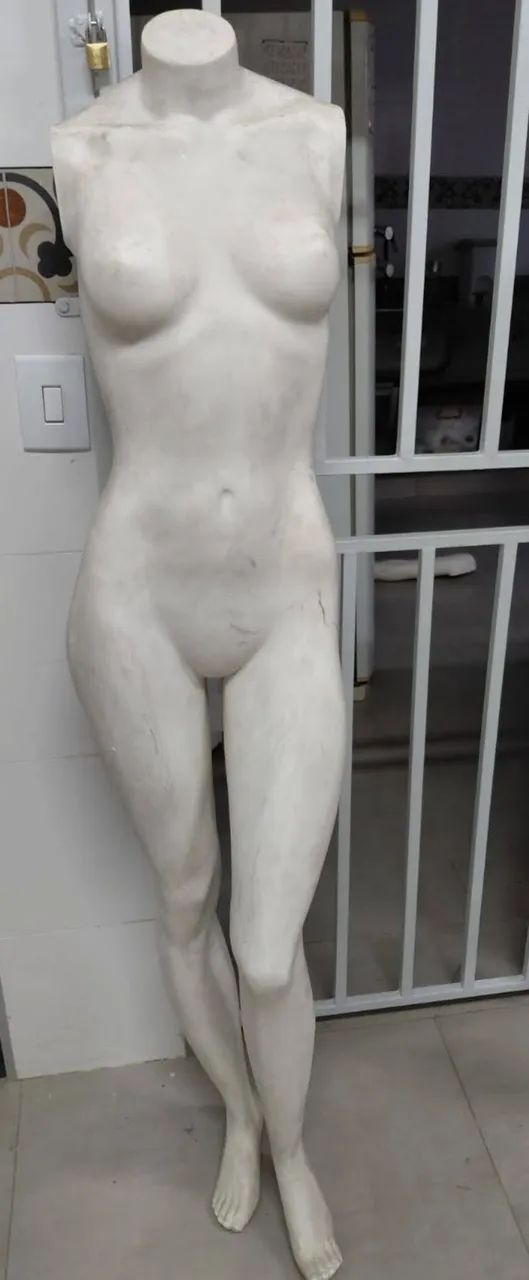 Manequim sem braços e sem suporte. Preço imperdível  - Foto 2