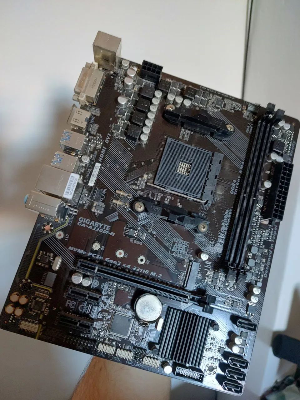 Placa mãe A320M-H gigabyte - socket Am4 - DDR4 - Foto 2