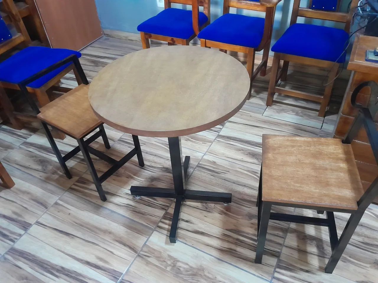 Mesa estilo industrial com 2 banquetas  - Foto 2
