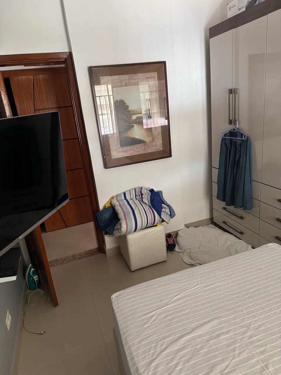 Quarto individual com banheiro em ambiente familiar 