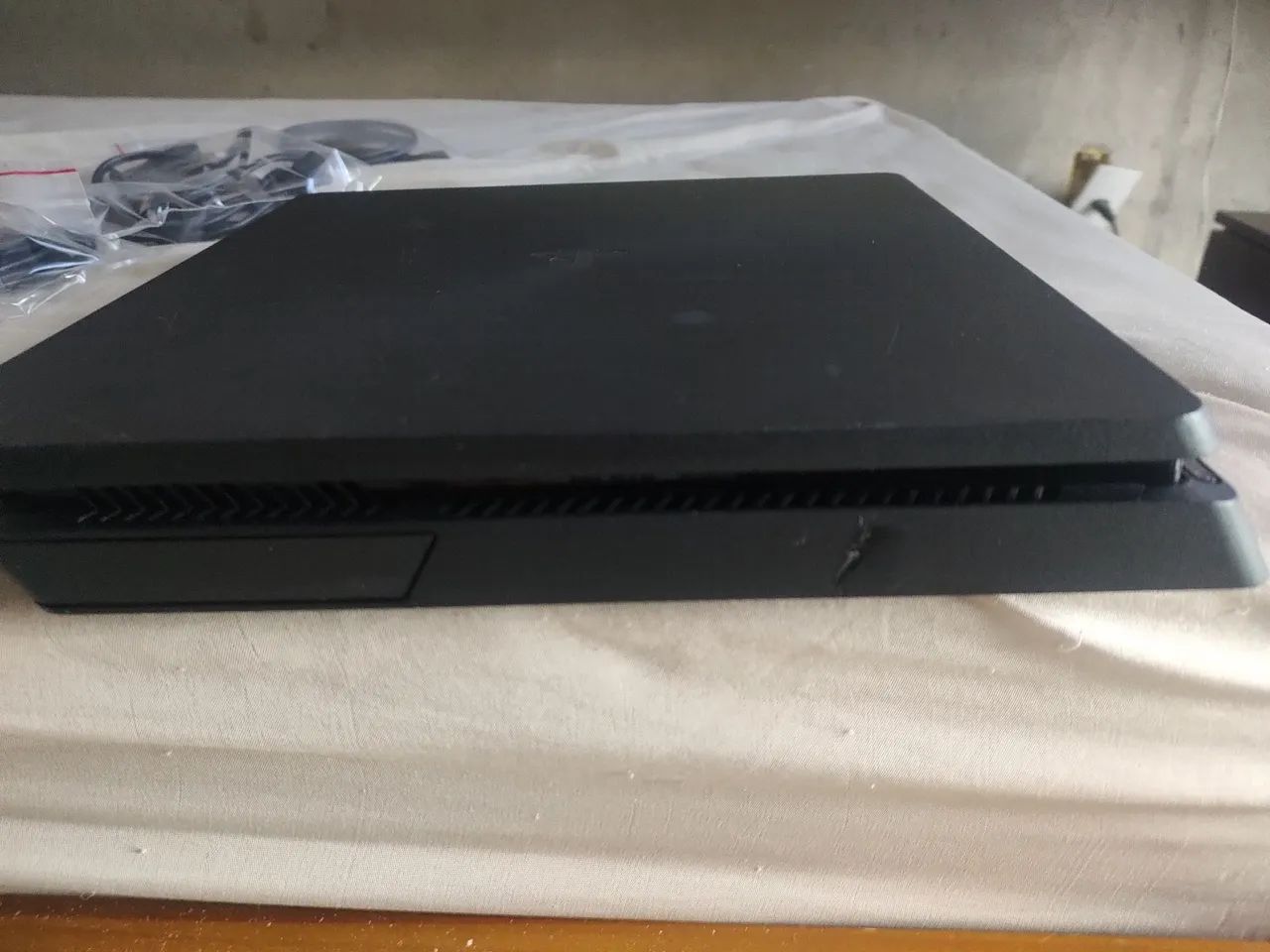 Ps4 slin 500gb com dois controle 