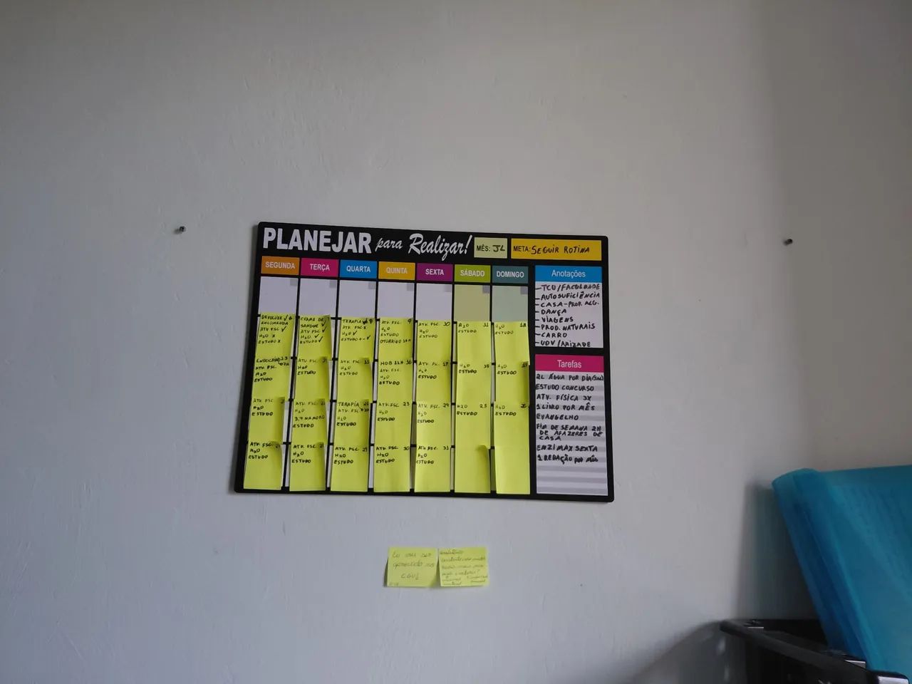 Planner mensal de parede em MDF.