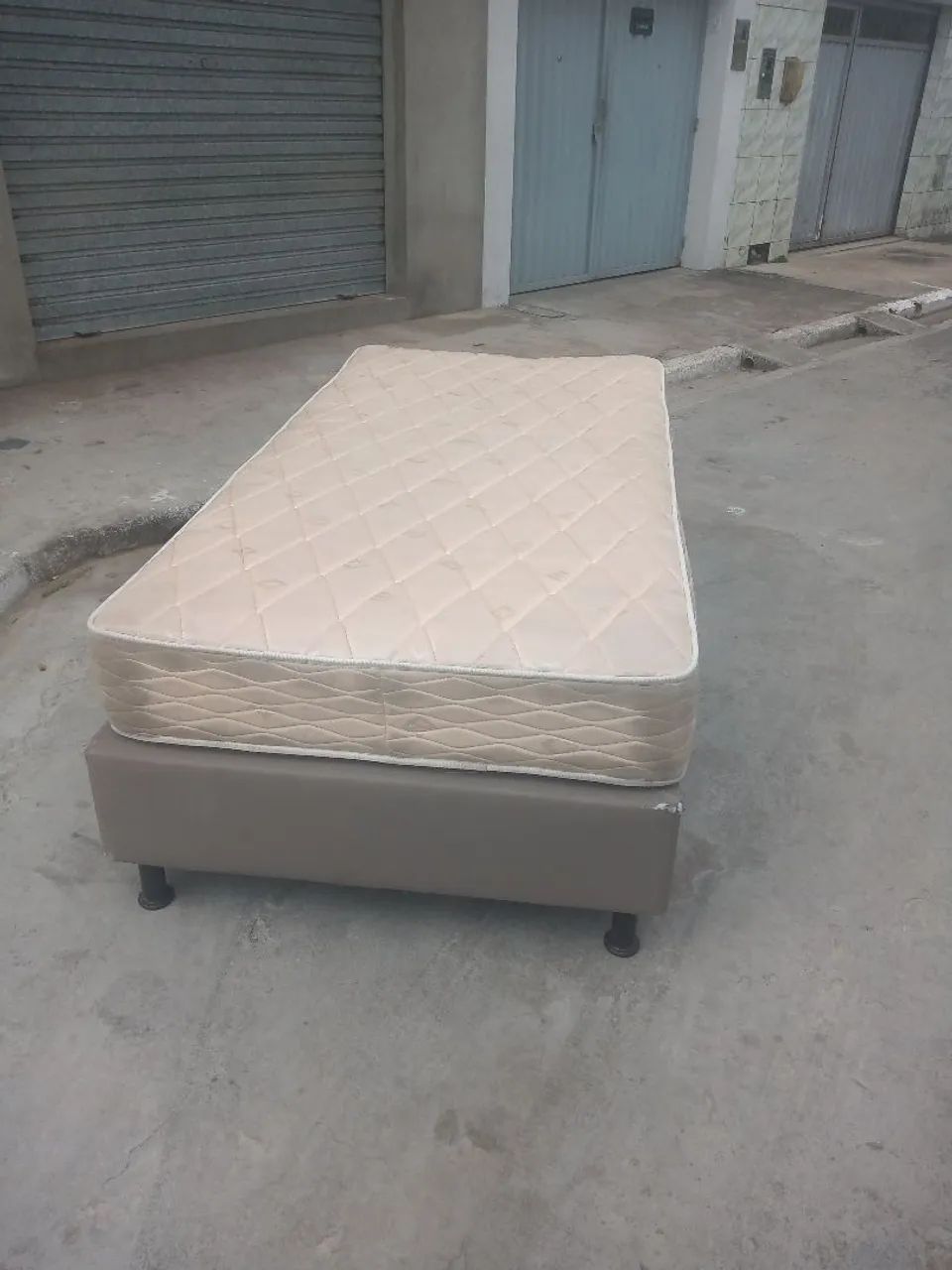 Vendo camas de solteiro completa semi novas e cadeiras são 5 camas e 5 cadeiras  - Foto 5