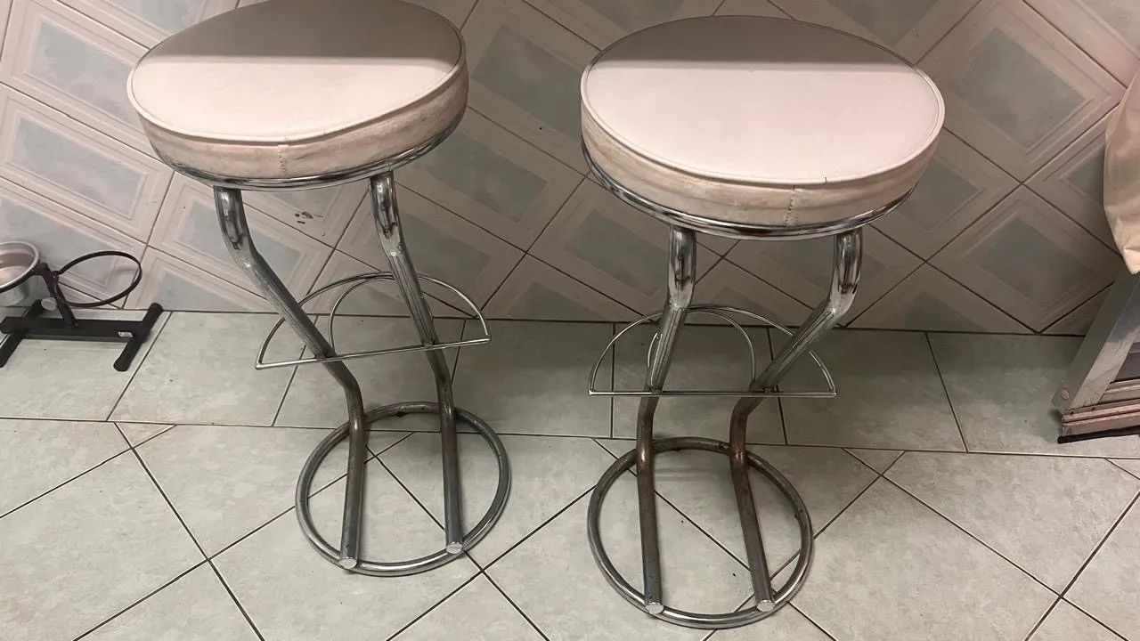 Vendo 2 bancos altos - Foto 4