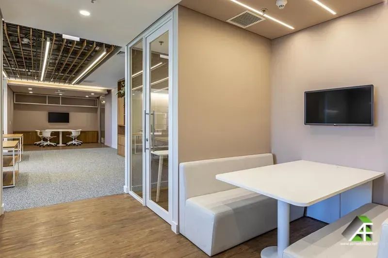 MOBILIADO: Escritório nunca usado para alugar em edifício de alto padrão - Foto 4
