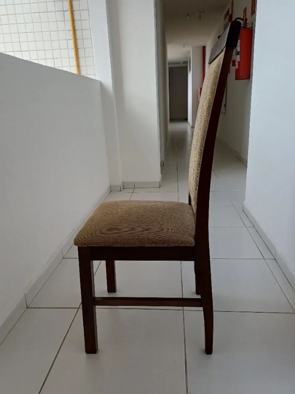 Mesa de jantar quadrada com 6 cadeiras de madeira - Foto 3