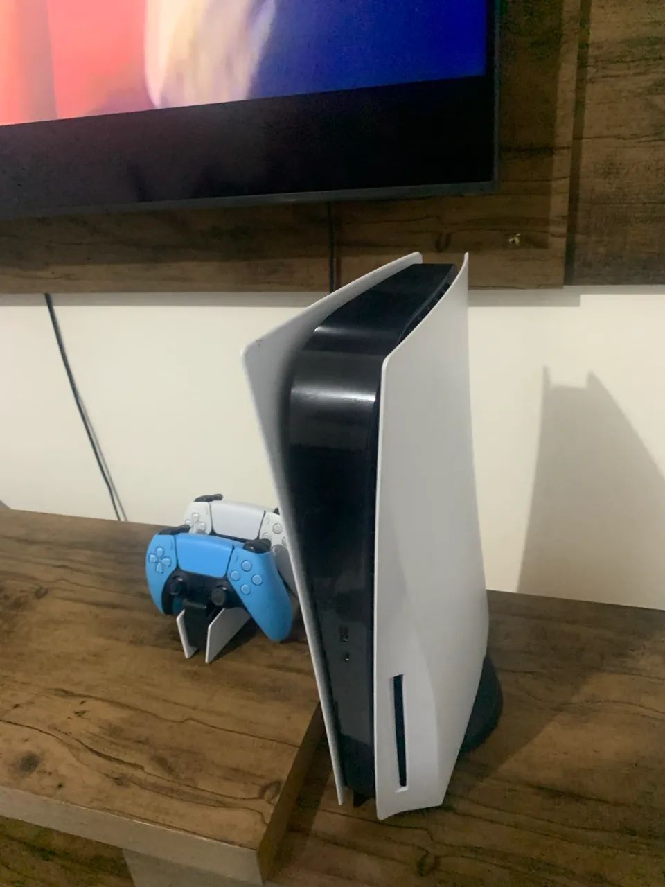 PS5 com 2 controles + base carregamento - Foto 4
