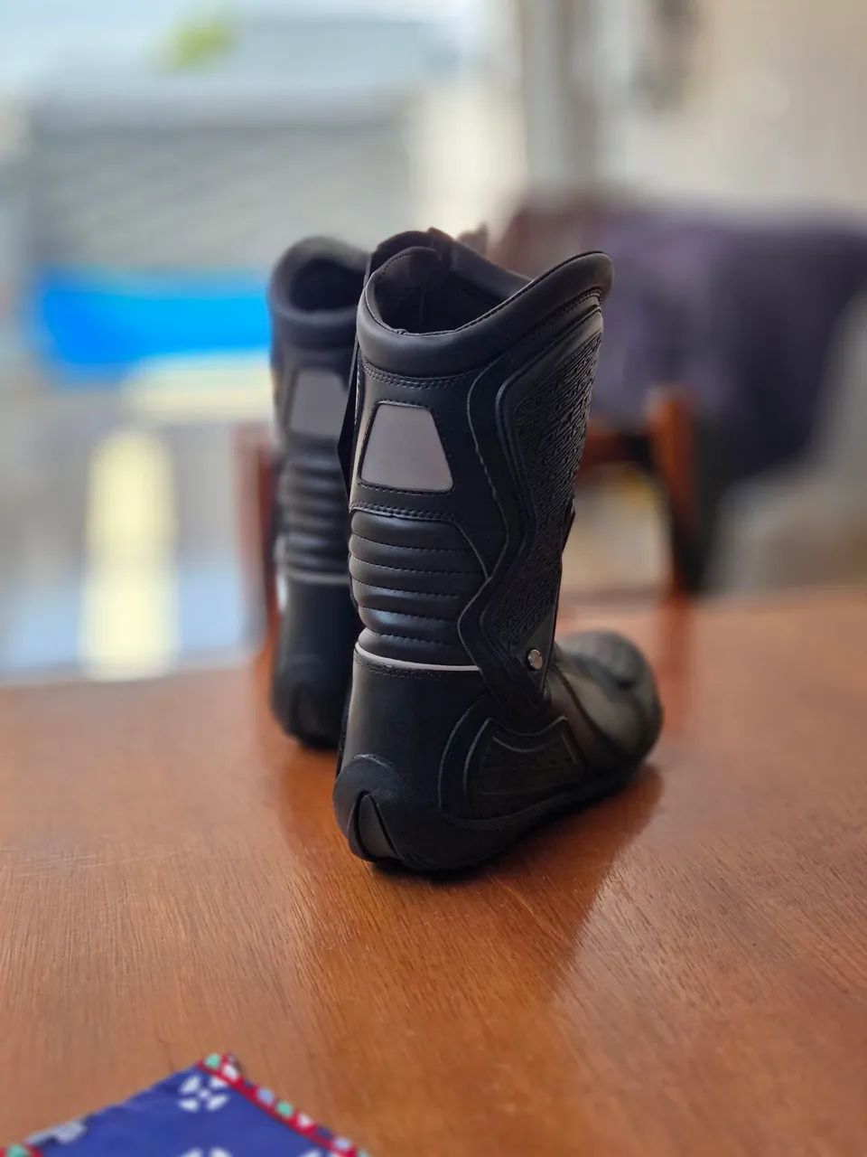 Bota Speed low + Luva Shiver cano longo. - Foto 2
