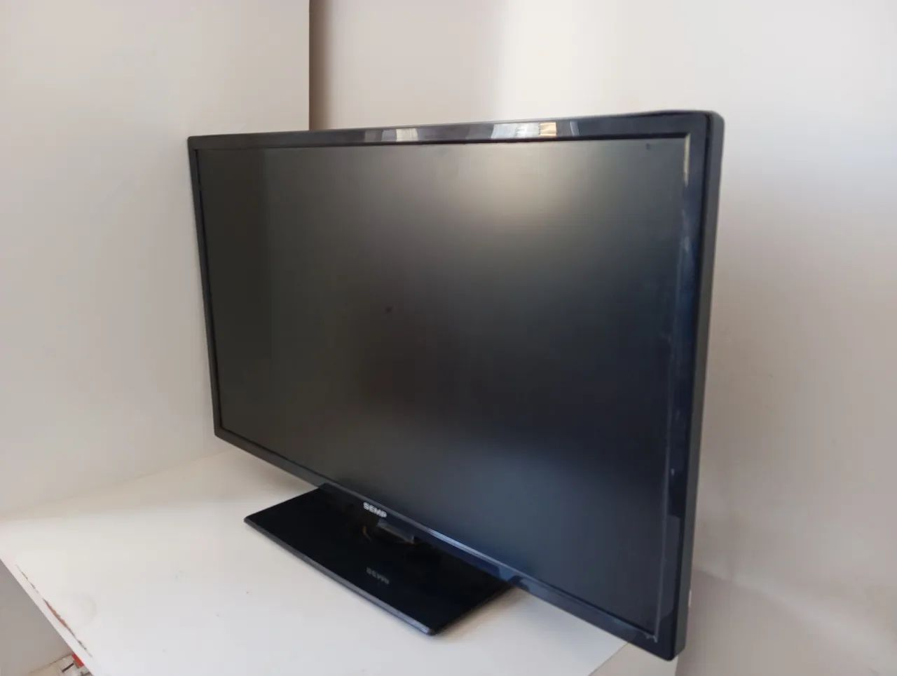 Televisão SEMP 34 polegadas semi nova com defeito apenas no áudio e um risco preto na tela - Foto 3