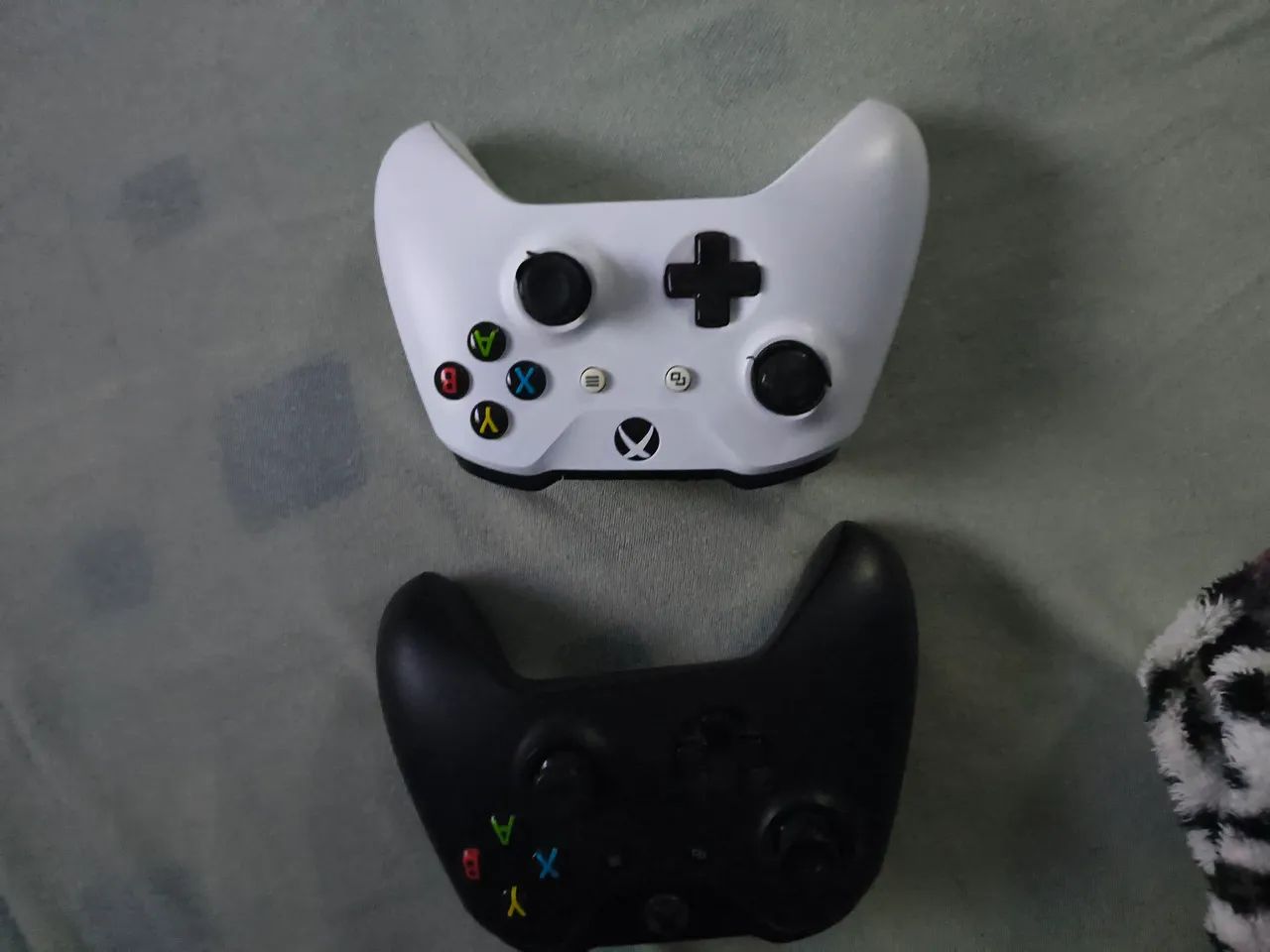 Xbox one s 1tb 2 controles - Foto 2
