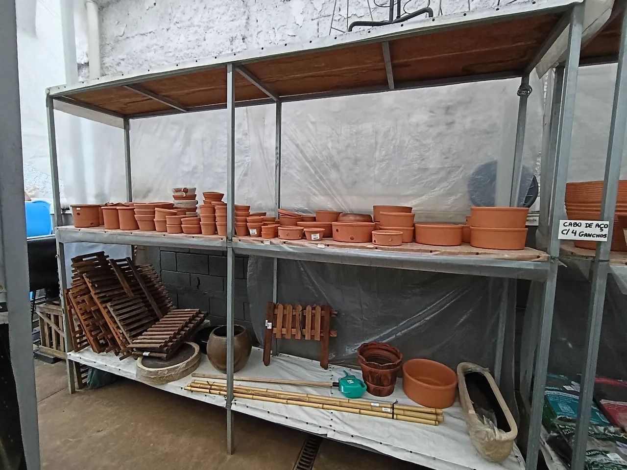 Estante em Aço com Tábuas de Madeira Cambara