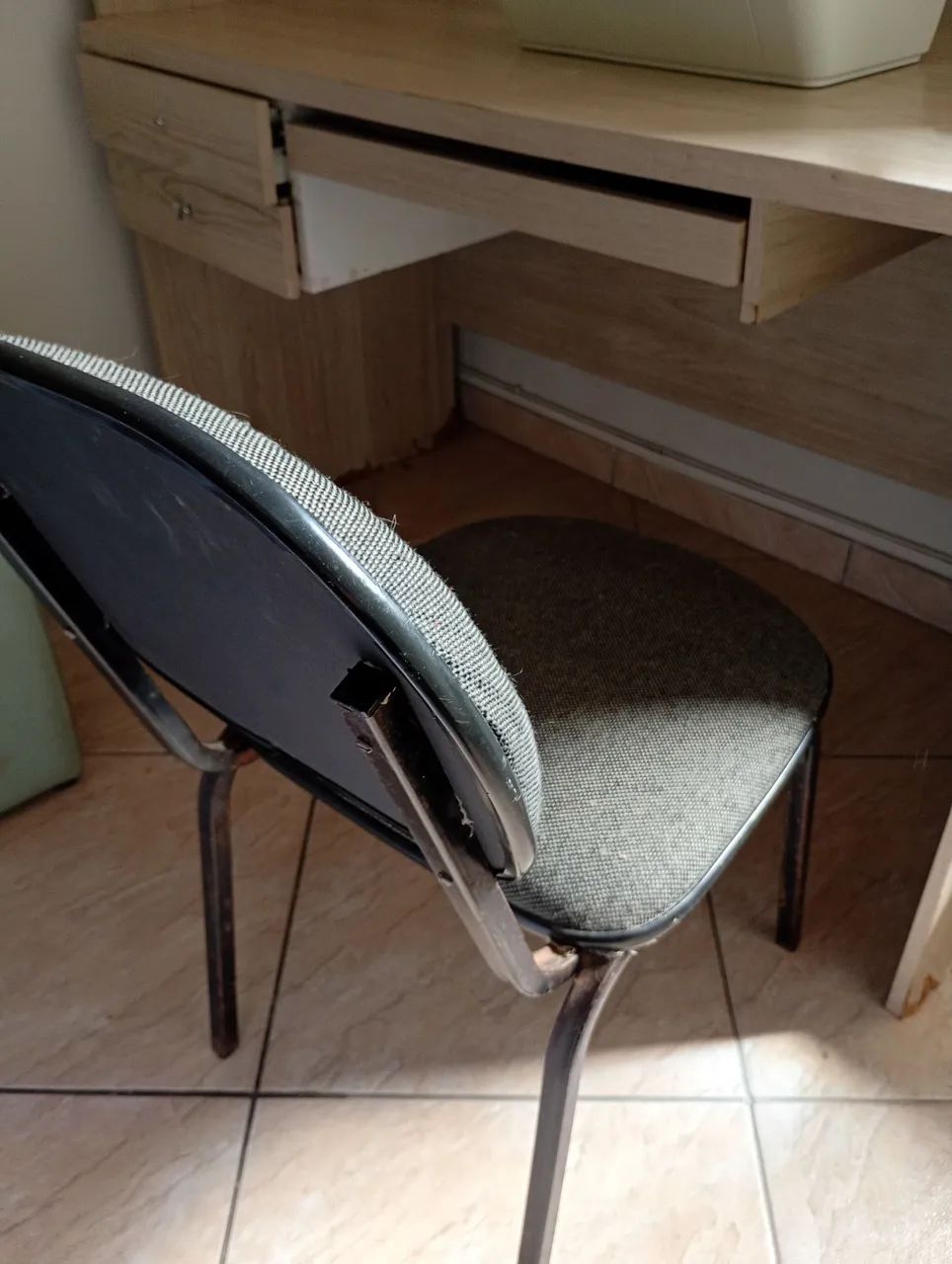 Mesa de estudos grande com cadeira  - Foto 4