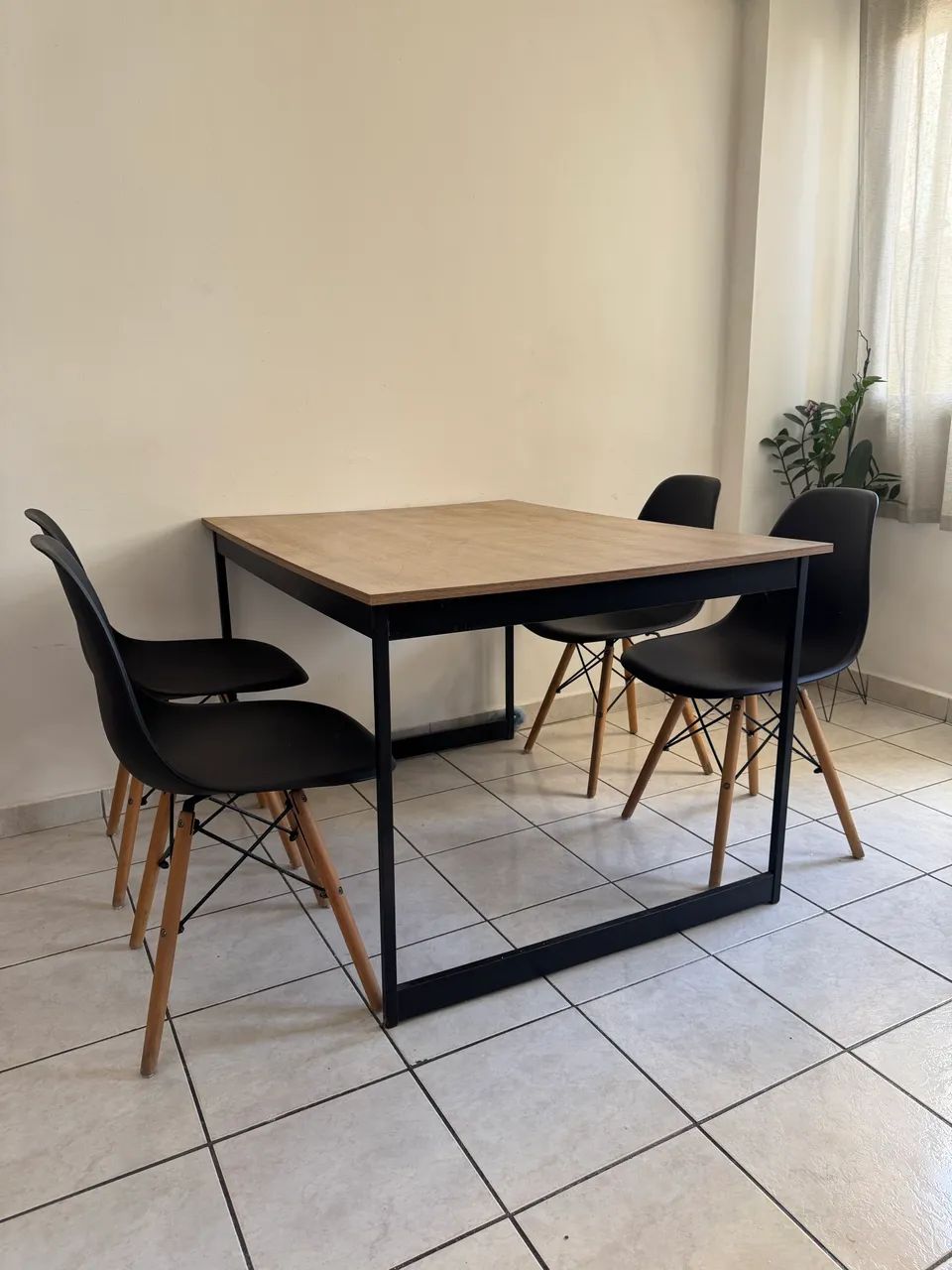 Conjunto Mesa e Cadeiras Eames