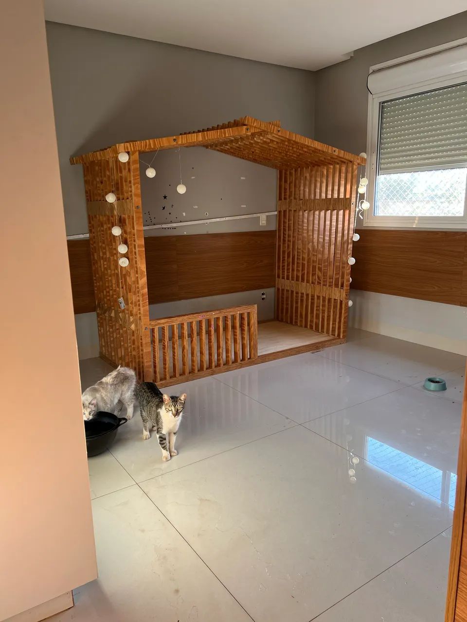 Cama montessoriana de madeira