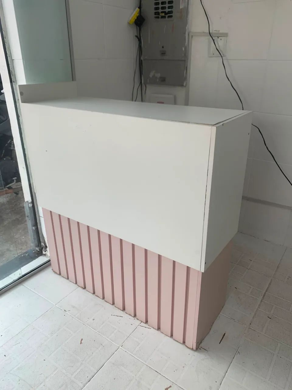 Balcao de atendimento com gaveta rosa 