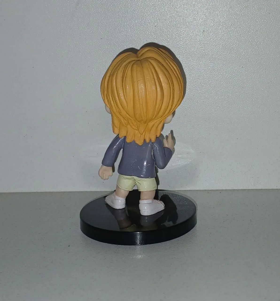 BONECO MINIATURA BTS V COLADO NA BASE - Foto 2