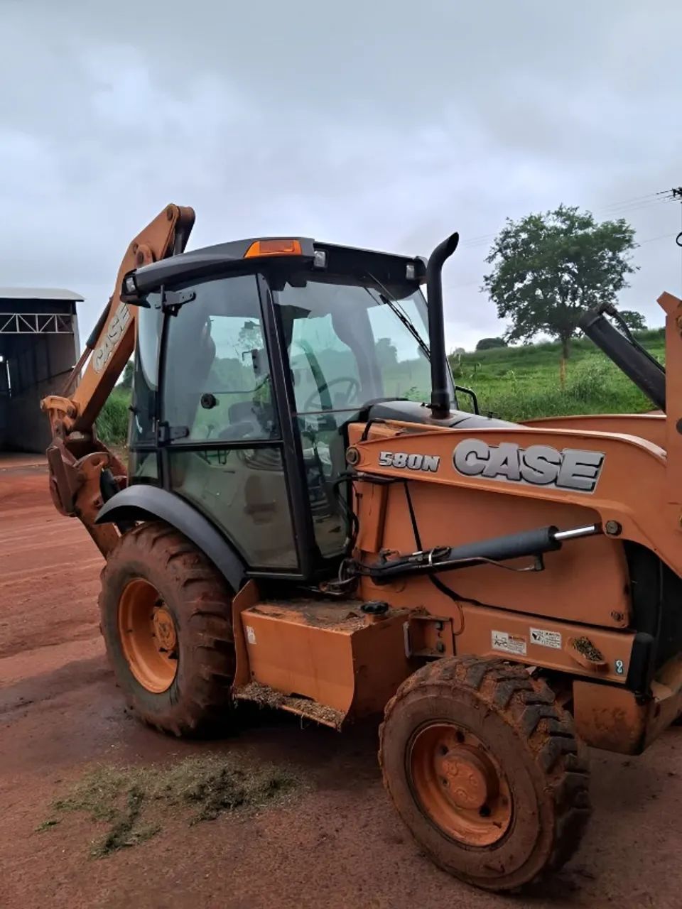Retroescavadeira Case 580n 4x4 ano 2013