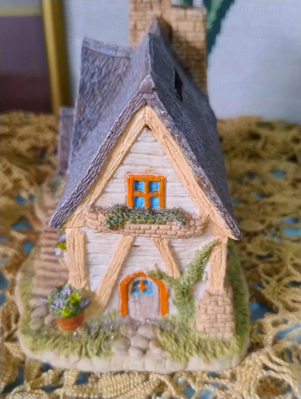 Cofrinho casinha de campo em resina antigo  - Foto 4