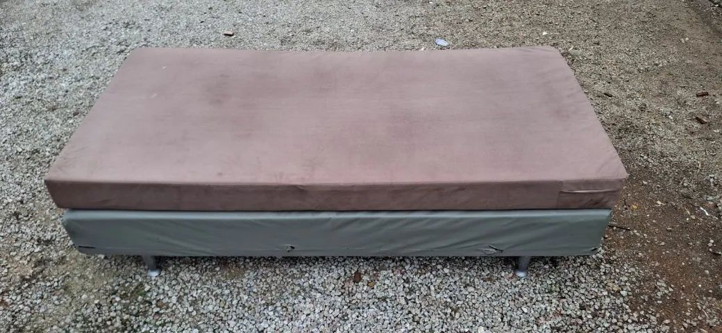 Cama de solteiro com colchão marrom, em bom estado. - Foto 2