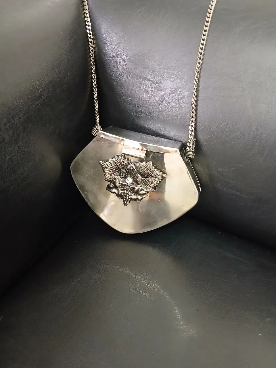 Bolsa antiga de metal prateado deslumbrante 